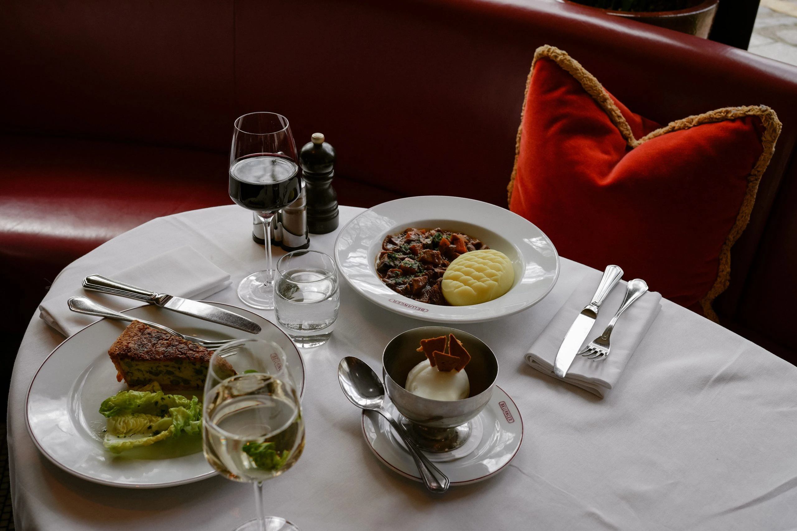 Magyar ihletésű fine dining tányér vörösborral