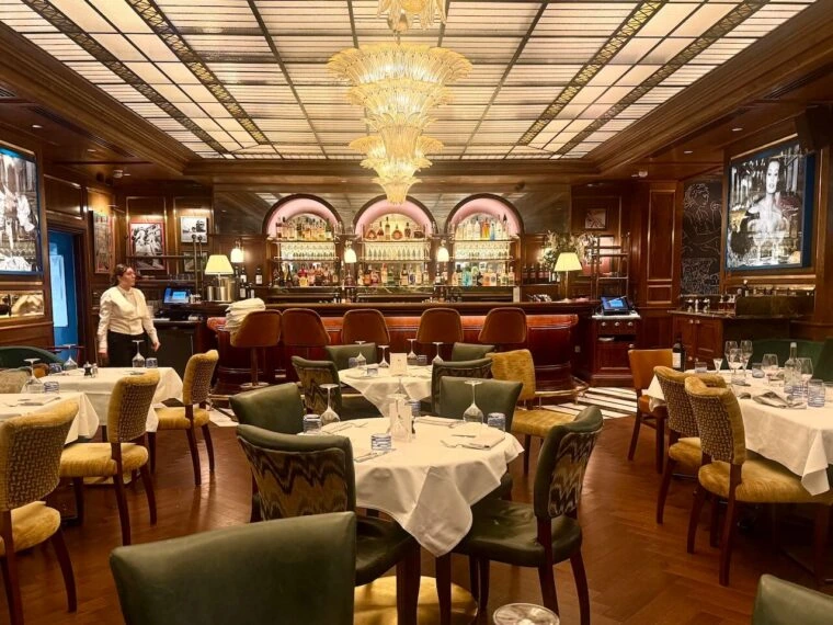 Elegáns budapesti éttermi lounge rulettasztallal és kifinomult esti környezettel